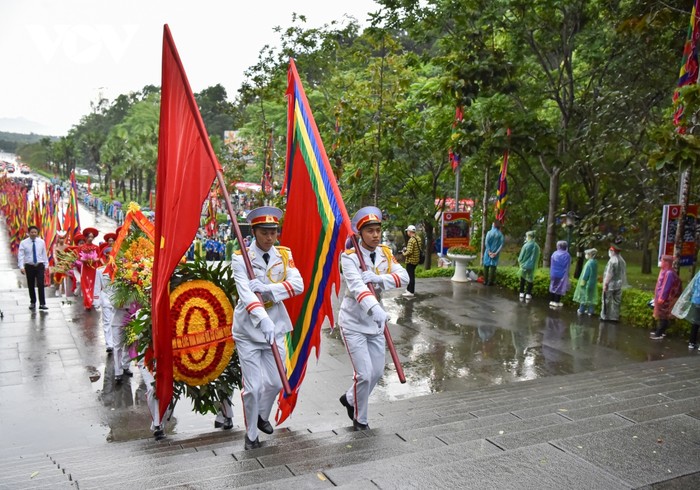 Dẫn đầu là 2 tiêu binh rước Quốc kỳ và cờ Hội, tiếp đó là tiêu binh rước vòng hoa mang dòng chữ "Đời đời nhớ ơn các Vua Hùng đã có công dựng nước".