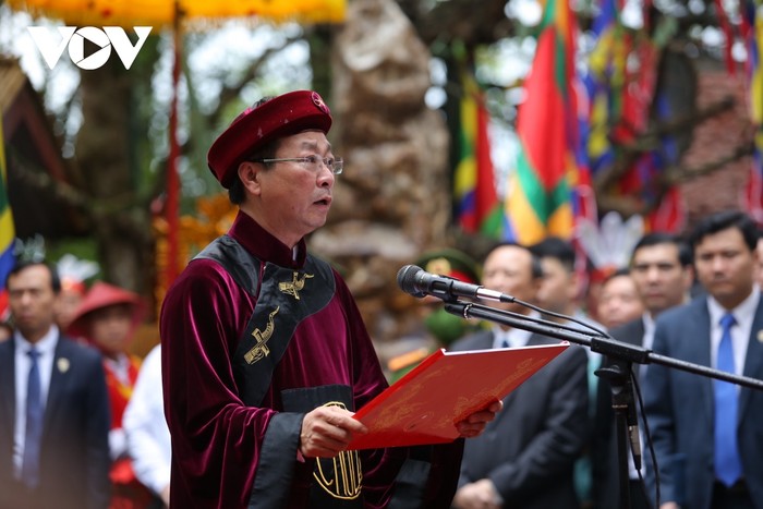 Ông Bùi Văn Quang - Chủ tịch Ủy ban nhân dân tỉnh Phú Thọ là chủ lễ dâng hương Giỗ Tổ Hùng Vương năm Quý Mão 2023. Đọc chúc văn tưởng nhớ, tri ân công đức các Vua Hùng, ông Bùi Văn Quang nhấn mạnh: "Trong giờ phút thiêng liêng của ngày Giỗ Tổ, triệu triệu con tim người Việt cùng hướng về Đền Hùng, với tấm lòng thành kính để tưởng nhớ, tri ân công đức các Vua Hùng, các bậc tiền nhân đã có công dựng nước và giữ nước".