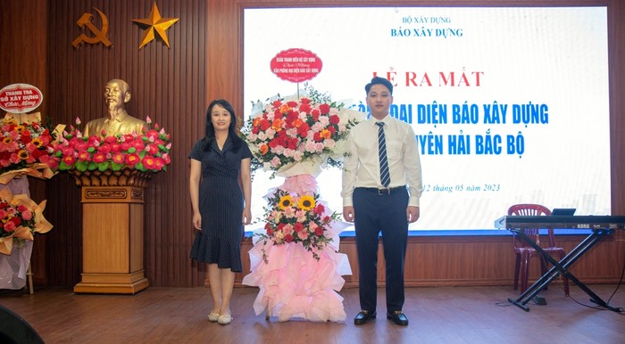 Bà Nguyễn Diệu Linh – Bí thư Đoàn Thanh niên Bộ Xây dựng tặng hoa chúc mừng ông Đỗ Hải Nguyên – Phó Bí thư Đoàn Thanh niên Bộ Xây dựng, Chủ nhiệm Ủy ban Kiểm tra Đoàn Thanh niên Bộ Xây dựng nhận thêm nhiệm vụ mới.