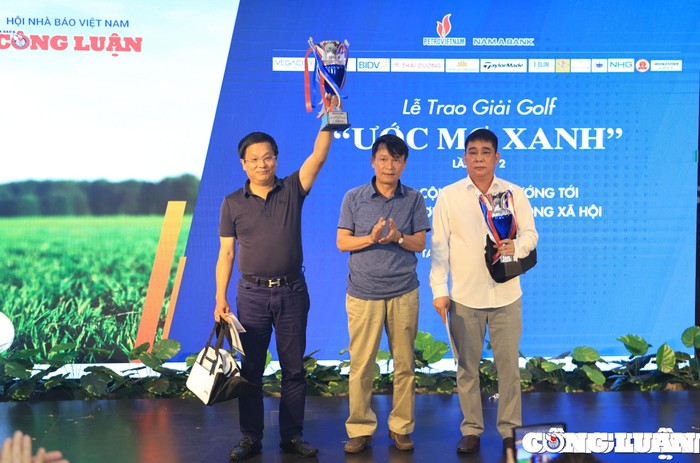 Ông Nguyễn Đức Lợi, Phó Chủ tịch Thường trực Hội Nhà báo Việt Nam trao giải cho các golfer đoạt giải cao.