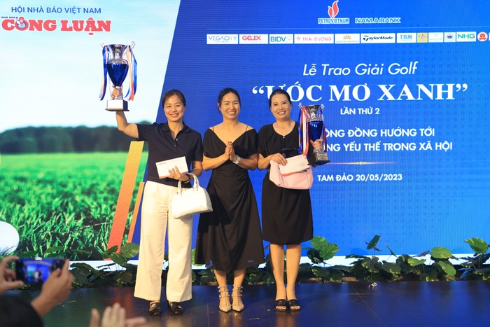 Bà Trần Lan Anh, Phó Tổng Biên tập, Tổng Thư ký Báo Nhà báo và Công luận trao cúp cho các golfer đạt giải.