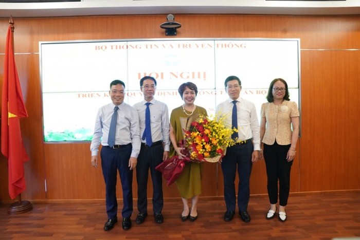 Lãnh đạo Cục Báo chí tặng hoa chúc mừng bà Đặng Thị Phương Thảo. Ảnh: Báo Thanh Niên