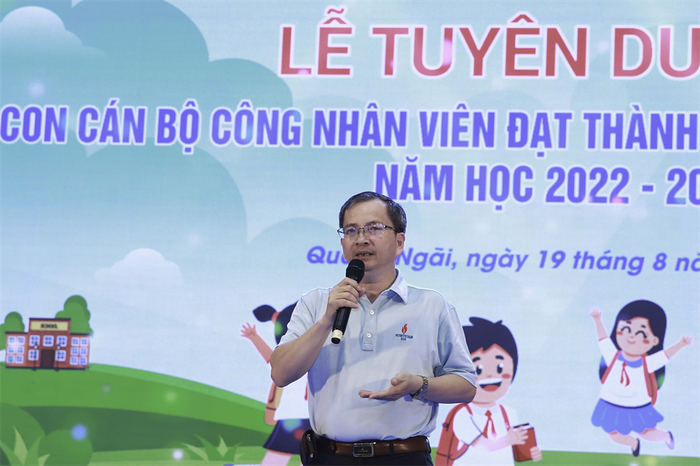 Ông Khương Lê Thành - Phó Bí thư Thường trực Đảng ủy, Thành viên Hội đồng Quản trị BSR phát biểu tại lễ tuyên dương các em học sinh.