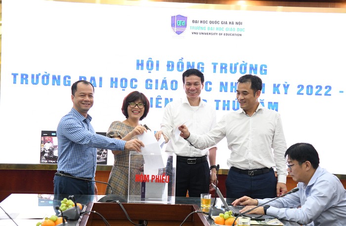 Hội đồng Trường Đại học Giáo dục bỏ phiếu tín nhiệm nhân sự Phó hiệu trưởng.