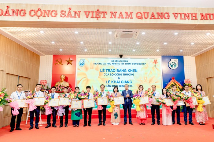 ĐH Kinh tế – Kỹ thuật Công nghiệp khai giảng năm học, chào đón hơn 5.600 tân SV ảnh 16