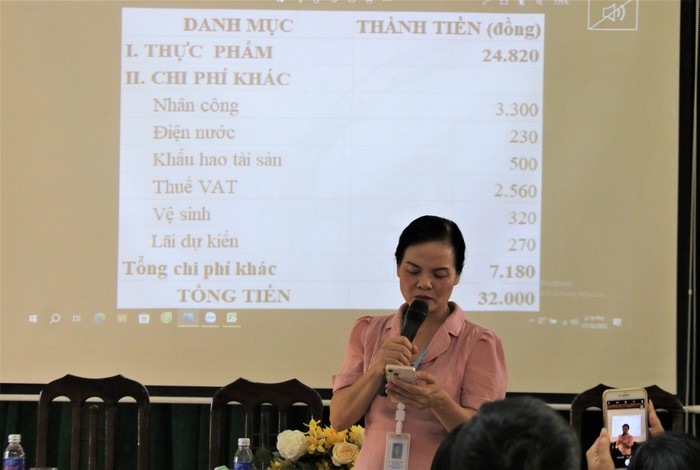 Hiệu trưởng Trường Trung học cơ sở Yên Nghĩa lý giải về các chi phí trong giá suất ăn bán trú 32.000 đồng. Ảnh: Liên Liên