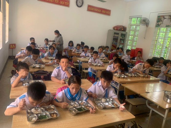 Trưởng phòng Giáo dục và Đào tạo huyện Nghi Lộc cho biết, đến ngày 20/10, phía nhà trường đã mua khay cho các em học sinh để chia khẩu phần ăn được ngon miệng hơn(Ảnh: Phòng Giáo dục và Đào tạo Nghi Lộc cung cấp).