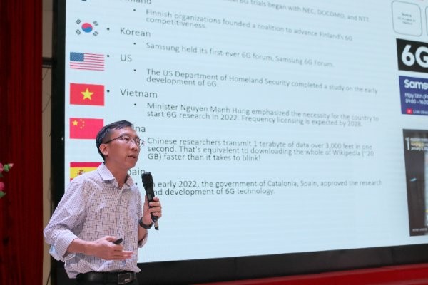 Thầy Nguyễn Quốc Bảo trình bày báo cáo tại Hội thảo khoa học quốc tế với chủ đề “Công nghệ trong kỷ nguyên số” do Học viện Công nghệ Bưu chính Viễn thông đã phối hợp với Tập đoàn Qualcomm (Hoa Kỳ) tổ chức vào năm 2022.
