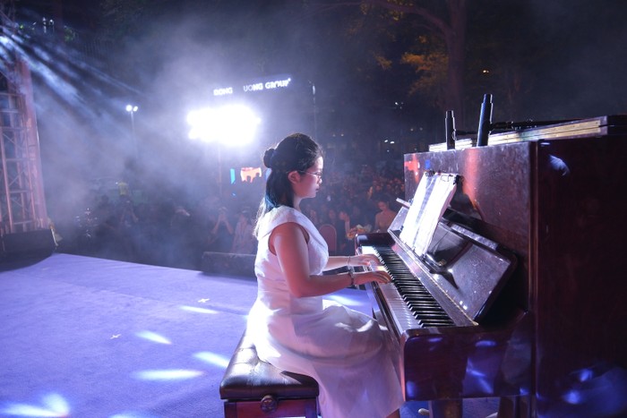Học sinh Đỗ Trịnh Quỳnh Anh - Trường THPT Nguyễn An Ninh với tài năng đàn piano.JPG