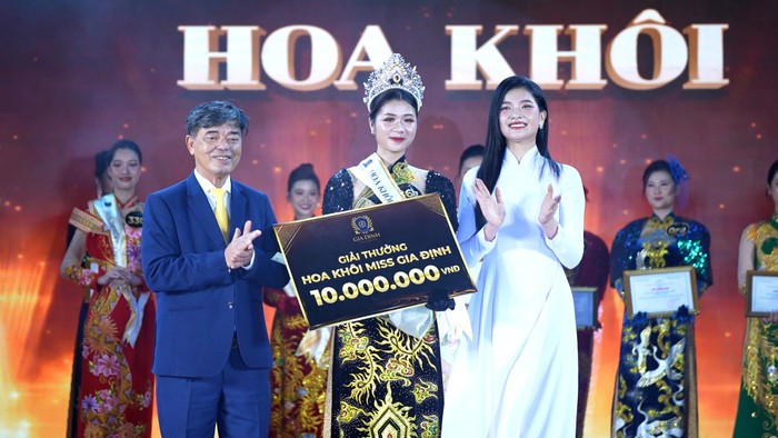 Sinh viên Nguyễn Thị Hằng, ngành Marketing, giành ngôi vị Hoa khôi Miss Gia Định 2024.jpg