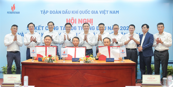 pvep-ky-ket-cac-hop-dong-cung-cap-dau-tho-va-khi-20240714133626.jpg