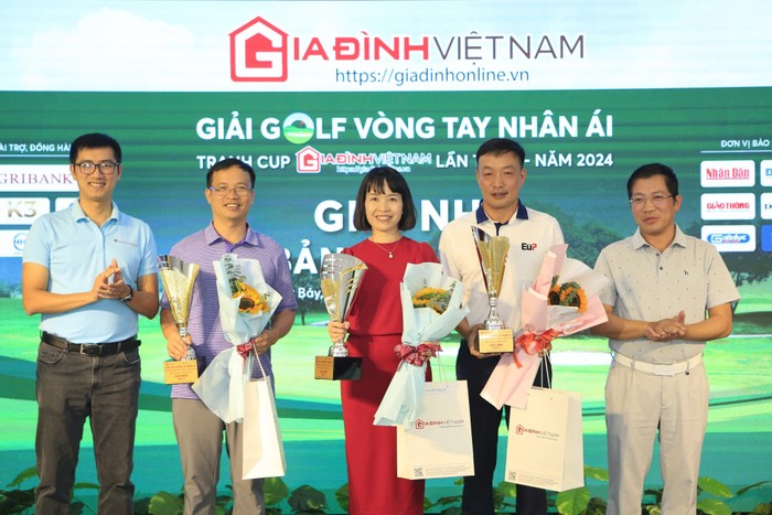 Ông Lưu Đình Phúc, Cục trưởng Cục Báo chí (ngoài cùng bên phải) trao giải Nhì chung cuộc cho các Golfer.