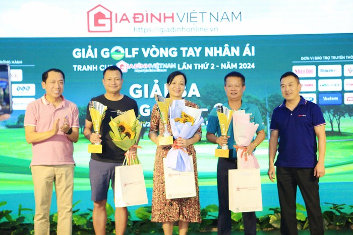 Nhà báo Lê Chí Kiên, Phó Tổng Biên tập Tạp chí Gia Đình Việt Nam (ngoài cùng bên phải) trao giải cho các Golfer đạt giải Ba