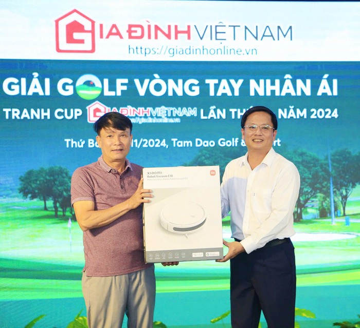 Nhà báo Hồ Minh Chiến, Tổng Biên tập Tạp chí Gia Đình Việt Nam trao Giải Cống hiến cho Golfer Nguyễn Đức Lợi.