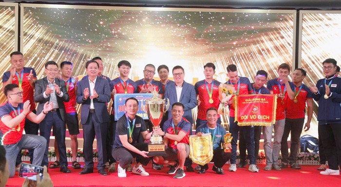 Ông Lê Quốc Minh - Ủy viên Trung ương Đảng,Tổng Biên tập Báo Nhân Dân, Chủ tịch Hội Nhà báo Việt Nam, ông Đặng Khắc Lợi - Phó Cục trưởng Cục Báo chí và ông Hồ Minh Chiến - Tổng Biên tập Tạp chí Gia đình Việt Nam trao huy chương vàng, cúp Vô địch Press Cup 2024 cho FC VOV. Ông Lê Quốc Minh - Ủy viên Trung ương Đảng,Tổng Biên tập Báo Nhân Dân, Chủ tịch Hội Nhà báo Việt Nam, ông Đặng Khắc Lợi - Phó Cục trưởng Cục Báo chí và ông Hồ Minh Chiến - Tổng Biên tập Tạp chí Gia đình Việt Nam trao huy chương vàng, cúp Vô địch Press Cup 2024 cho FC VOV.
