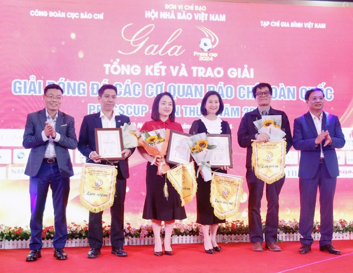 Nhà báo Hồ Minh Chiến - Tổng biên tập Tạp chí Gia đình Việt Nam, Trưởng Ban Tổ chức Press Cup và ông Đặng Khắc Lợi - Phó Cục trưởng Cục Báo chí - Bộ Thông tin Truyền thông trao hoa và tấm chứng nhận cảm ơn tới các nhà tài trợ Press Cup 2024. Nhà báo Hồ Minh Chiến - Tổng biên tập Tạp chí Gia đình Việt Nam, Trưởng Ban Tổ chức Press Cup và ông Đặng Khắc Lợi - Phó Cục trưởng Cục Báo chí - Bộ Thông tin Truyền thông trao hoa và tấm chứng nhận cảm ơn tới các nhà tài trợ Press Cup 2024.