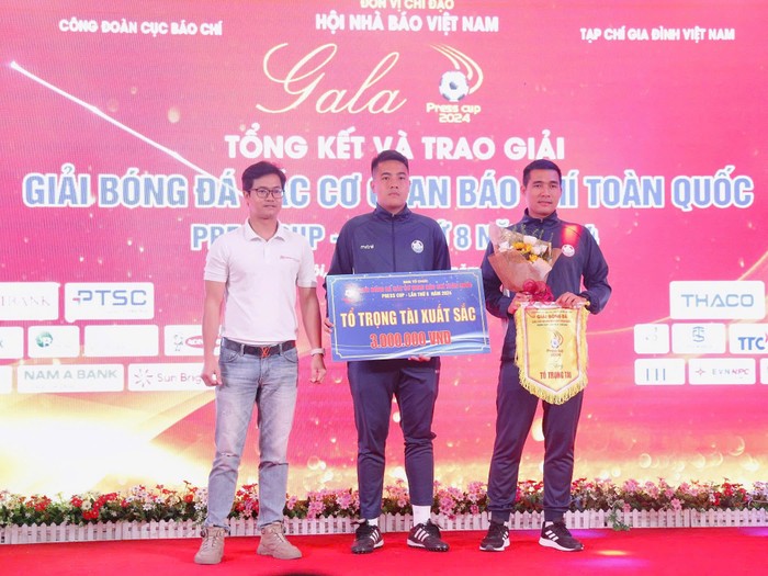 Nhà báo Phan Khánh An - Ủy viên Ban Biên tập, Tổng Thư ký tòa soạn Tạp chí Gia đình Việt Nam trao thưởng cho tổ trọng tài xuất sắc nhất Press Cup 2024. Nhà báo Phan Khánh An - Ủy viên Ban Biên tập, Tổng Thư ký tòa soạn Tạp chí Gia đình Việt Nam trao thưởng cho tổ trọng tài xuất sắc nhất Press Cup 2024.