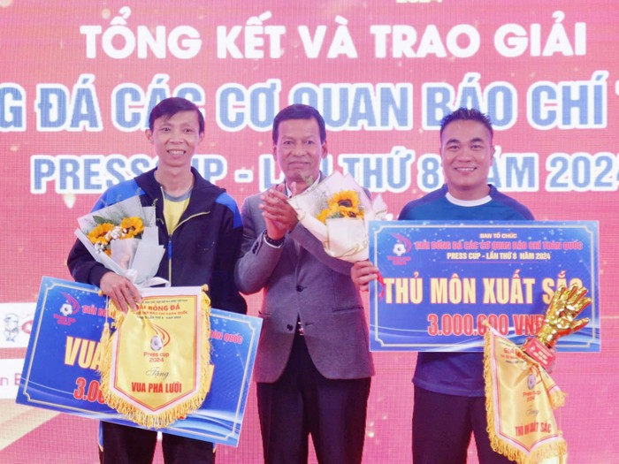 Ông Trương Thế Toàn - Phụ trách chuyên môn Press Cup 2024 trao cờ, hoa và phần thưởng cho thủ môn xuất sắc nhất và vua phá lưới. Ông Trương Thế Toàn - Phụ trách chuyên môn Press Cup 2024 trao cờ, hoa và phần thưởng cho thủ môn xuất sắc nhất và vua phá lưới.