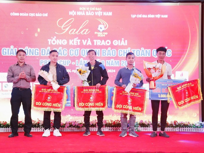 Nhà báo Trần Đình Hưng - Phó Tổng Biên tập Tạp chí Gia đình Việt Nam trao cờ, hoa, bảng danh vị và phần thưởng cho các đội đạt Giải cống hiến. Nhà báo Trần Đình Hưng - Phó Tổng Biên tập Tạp chí Gia đình Việt Nam trao cờ, hoa, bảng danh vị và phần thưởng cho các đội đạt Giải cống hiến.