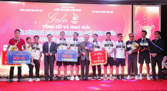 PGS.TS Phạm Bá Nhất - Chủ tịch Hội KHHGĐ Việt Nam (thứ 4 từ trái qua), ông Nguyễn Văn Phú - Tổng Thư ký Liên đoàn Bóng đá Việt Nam (thứ 7 từ trái qua) và ông Lê Hoàng Lân - Trưởng Phòng văn hóa truyền thông, Công ty CP Tập đoàn Trường Hải (đứng ngoài cùng bên phải) trao Huy chương Đồng, cờ và phần thưởng cho 2 đội bóng đạt giải Ba (CLB Phóng viên Đời sống – Xã hội và Báo Nông thôn Ngày nay/Dân Việt. PGS.TS Phạm Bá Nhất - Chủ tịch Hội KHHGĐ Việt Nam (thứ 4 từ trái qua), ông Nguyễn Văn Phú - Tổng Thư ký Liên đoàn Bóng đá Việt Nam (thứ 7 từ trái qua) và ông Lê Hoàng Lân - Trưởng Phòng văn hóa truyền thông, Công ty CP Tập đoàn Trường Hải (đứng ngoài cùng bên phải) trao Huy chương Đồng, cờ và phần thưởng cho 2 đội bóng đạt giải Ba (CLB Phóng viên Đời sống – Xã hội và Báo Nông thôn Ngày nay/Dân Việt.