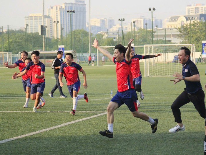 Niềm vui chiến thắng của các cầu thủ đội Đài Tiếng nói Việt Nam sau loạt sút luân lưu cân não và kịch tính với Trung tâm Phát thanh Truyền hình Quân đội Niềm vui chiến thắng của các cầu thủ đội Đài Tiếng nói Việt Nam sau loạt sút luân lưu cân não và kịch tính với Trung tâm Phát thanh Truyền hình Quân đội