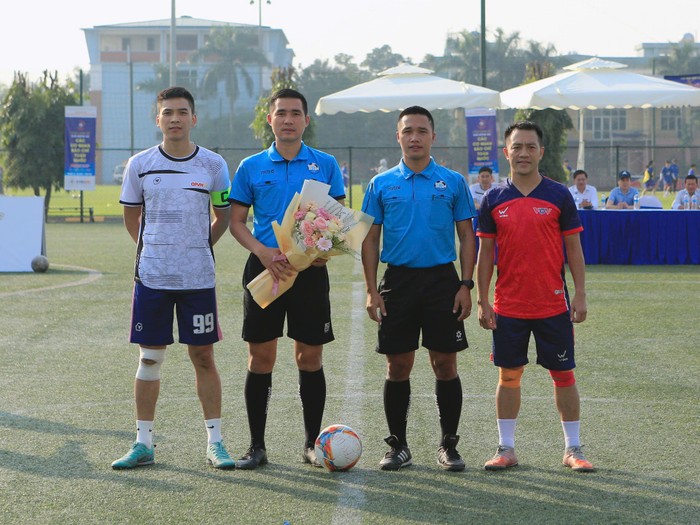 Trước đó, vào chiều 30/11, cầu thủ 2 đội Đài Tiếng nói Việt Nam và Trung tâm Phát thanh Truyền hình Quân đội bước vào trận Chung kết Press Cup 2024 Trước đó, vào chiều 30/11, cầu thủ 2 đội Đài Tiếng nói Việt Nam và Trung tâm Phát thanh Truyền hình Quân đội bước vào trận Chung kết Press Cup 2024