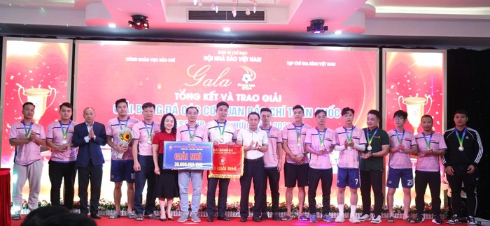 Ông Nguyễn Đức Lợi - Phó Chủ tịch Thường trực Hội Nhà báo Việt Nam (đứng thứ 9 từ trái sang) và ông Nguyễn Gia Hưng - Phó Vụ trưởng Vụ Báo chí xuất bản, Ban Tuyên giáo Trung ương (thứ 3 từ trái sang), bà Nguyễn Thị Vân Anh - Phó trưởng Ban truyền thông Agribank (thứ 6 từ trái sang) trao giải Nhì cho FC Trung tâm Phát thanh Truyền hình Quân đội. Ông Nguyễn Đức Lợi - Phó Chủ tịch Thường trực Hội Nhà báo Việt Nam (đứng thứ 9 từ trái sang) và ông Nguyễn Gia Hưng - Phó Vụ trưởng Vụ Báo chí xuất bản, Ban Tuyên giáo Trung ương (thứ 3 từ trái sang), bà Nguyễn Thị Vân Anh - Phó trưởng Ban truyền thông Agribank (thứ 6 từ trái sang) trao giải Nhì cho FC Trung tâm Phát thanh Truyền hình Quân đội.