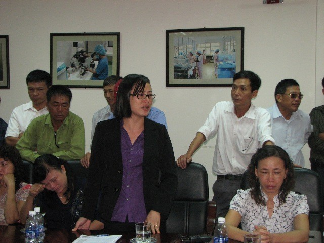 Các giáo viên là đồng nghiệp của chị Thơm phát biểu trong buổi chất vấn cũng rất lo lắng cho đứa trẻ sơ sinh...