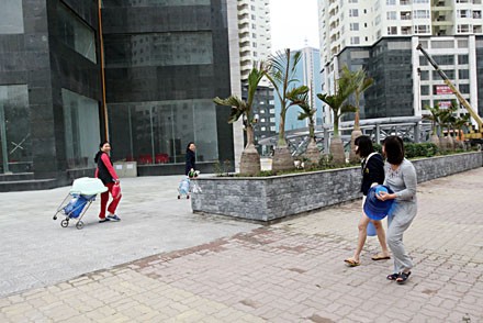 Người dân tòa nhà thuộc loại hiện đại nhất Hà Nội nô nức rủ nhau đi xin nước
