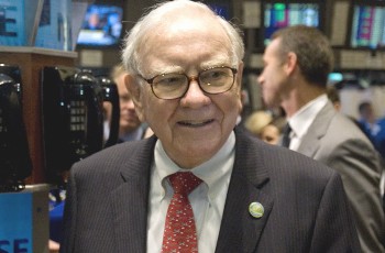 3. Warren Buffett Tổng tài sản: 43,8 tỷ USD (Quốc tịch: Mỹ)- Hầu hết tài sản của ông Buffett nằm trong tập đoàn Berkshire Hathaway. Tập đoàn này hoạt động trong nhiều lĩnh vực khác nhau, trong đó có bảo hiểm, sản xuất, năng lượng, dịch vụ. Hiện Berkshire Hathaway cũng có cổ phần trong các công ty lớn khác như Coca-Cola, American Express, Procter & Gamble và Wells Fargo.