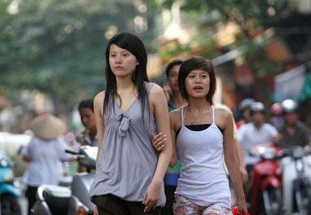 Áo hai dây, quần sooc là trang phục phổ biến của các girl khi xuống phố lúc trời hết nắng