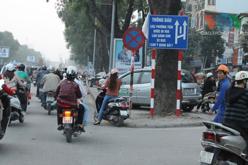Mặc dù ngay trước cửa công an phường Thanh Xuân Trung (Quận Thanh Xuân) có biển cấm dừng đỗ, nhưng ô tô, xe máy vẫn đỗ xe tự nhiên cả ngày và đêm - ảnh chụp chiều ngày 13/11