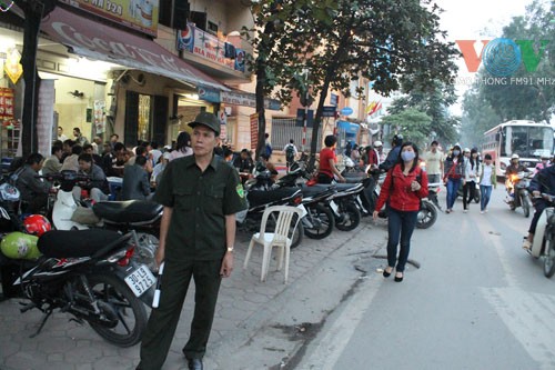 Ngày nào đường Nguyễn Trãi cũng tắc vào giờ cao điểm, nguyên nhân là: người đi bộ thì tràn xuống lòng đường, còn trên vỉa hè, quán bia, xe cộ lấn chiếm hoàn toàn