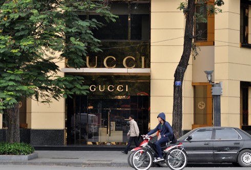 Ngày 24/12, cửa hàng Milano - Gucci tại 63 Lý Thái Tổ (Hà Nội) vẫn đóng cửa im lìm từ sau khi bị lực lượng quản lý thị trường Hà Nội niêm phong hôm 7/12.