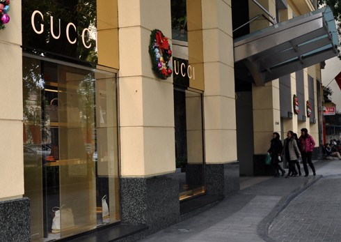 Đến nay, cơ quan chức năng vẫn chưa công bố kết luận về các mặt hàng được bày bán tại Milano - Gucci Hà Nội.