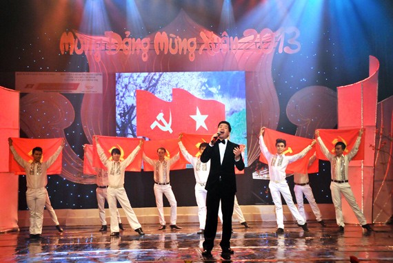 Một tiết mục trong chương trình nghệ thuật với chủ đề “Mừng Đảng, mừng Xuân" do Báo điện tử Đảng Cộng sản Việt Nam phối hợp với một số cơ quan, đơn vị tổ chức tối 1/2/2013, tại Nhà hát Quân đội (Hà Nội). (Ảnh: Thế Dương) .