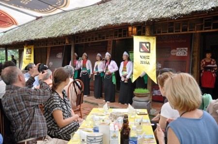 Các vị khách thưởng thức các điệu dân ca truyền thống của người Mường.
