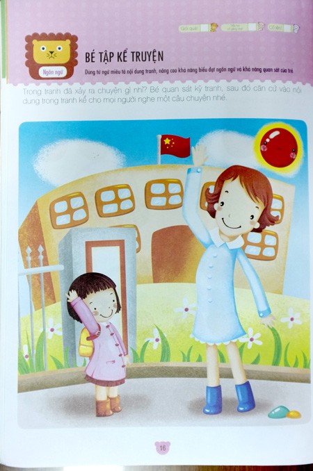 Cổng trường có cắm cờ đỏ nhưng không phải cờ Việt Nam trong trang 16 của cuốn sách Phát triển toàn diện trí thông minh cho trẻ - Ảnh: CHÂU ANH