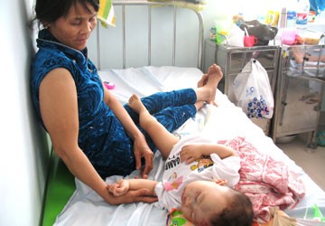 Cháu Trịnh Huy Ngọc Bảo (14 tháng tuổi, trú Quảng Ngãi) bị chấn thương sọ não kín, gãy chân phải đang điều trị tại BV Cam Ranh, trong khi mẹ của cháu bị chấn thương sọ não đã chuyển BV Chợ Rẫy. Ảnh: L.XUÂN