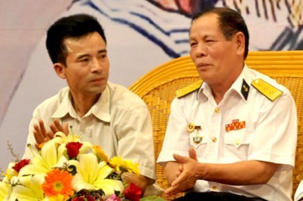 Lê Hữu Thảo (trái) - nhân chứng trong cuộc chiến giữ cờ trên đảo Gạc Ma năm 1988.