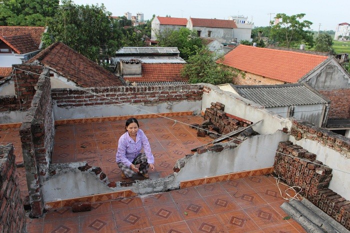 Cưỡng chế phá dỡ nhà ở Đường Lâm vì xây dựng trong khu vực 1 của di tích. (Ảnh: Lãng Quân)