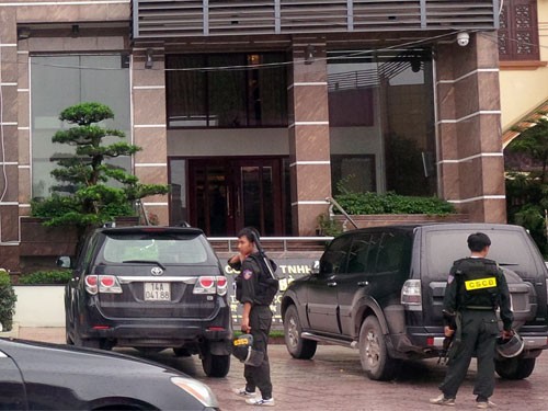 Cảnh sát cơ động bảo vệ hiện trường vụ khám xét nhà của Dũng "mặt sắt" hôm 6.5 - Ảnh: Thiên Bình