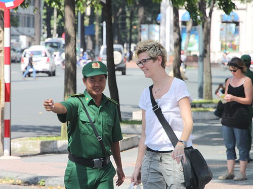 Cần nhiều hơn nữa việc hướng dẫn, bảo vệ để khách nước ngoài yên tâm khi đến Việt Nam du lịch - Ảnh: Trung Hiếu