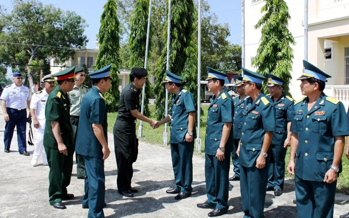 Đoàn đến thăm Trường Sĩ quan Không quân.