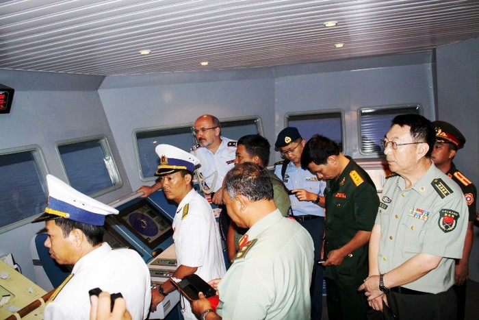 Đoàn tham quan buồng hành trình tàu hộ vệ tại Trung huấn luyện mô phòng (Học viện Hải quân)
