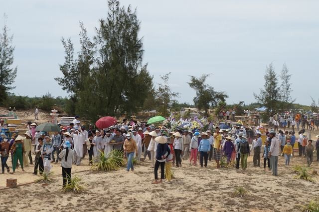 Khi chiếc xe chở quan tài ông Trần Minh Cả vào nghĩa trang, hàng ngàn người dân đã đến đón ông trong niềm xúc động thương tiếc