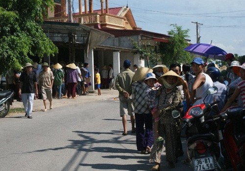 Rất đông người dân bức xúc trước hành động côn đồ của Phạm Hữu Vinh - Ảnh: N.M