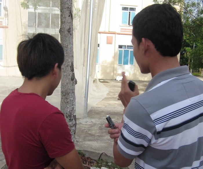 Ảnh chụp nam thanh niên trao đổi với PV báo Giáo dục Việt Nam