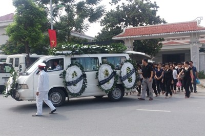 Đông đảo người thân đến tiễn đưa cháu Hương về nơi an nghỉ cuối cùng. Ảnh: Tuấn Nguyễn.