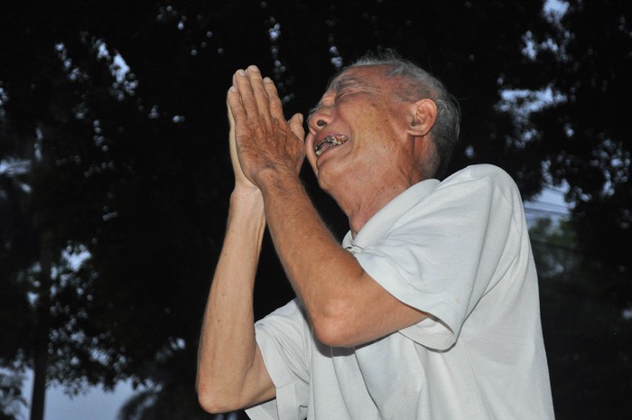 Ông Nguyễn Khắc Phúc, cựu chiến binh 83 tuổi đến trước cổng nhà tang lễ từ sáng sớm để chào bác lần cuối.